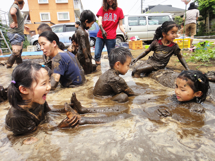 泥んこで遊ぶ子供たちの画像
