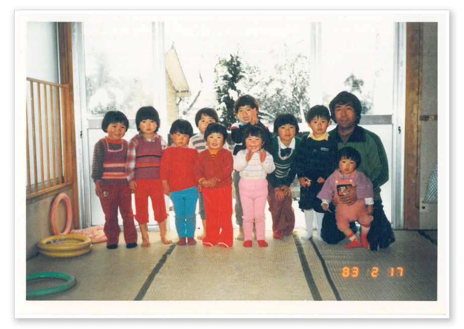 1984年頃の空飛ぶ三輪車主催者である土屋さんと子供たち
